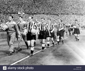 jimmy-scoular-leads-newcastle-united-onto-the-pitch-at-wembly-for-BHWY4W.jpg