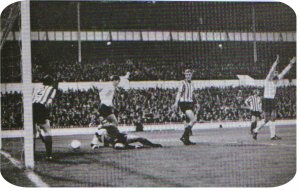 1970-71 Oct 7 League Cup A V Spurs L 2-1 HT1-1 Hemsley.jpg