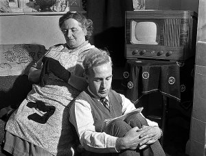 Billy Wright AND his mother at home (2).jpg