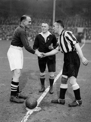 1932 FACF Arsenal1 Newcastle Utd2.jpg