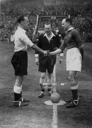 1934 FACF Portsmouth L Man City R change colours are Man C in maroon or red.jpg