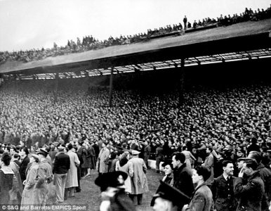 1945 Chelsea V Moscow Dynamo Att 74,406 paid crowd est at 100,000-6.jpg