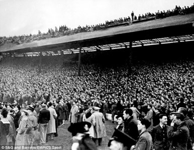 1945 Chelsea V Moscow Dynamo Att 74,406 paid crowd est at 100,000-6.jpg