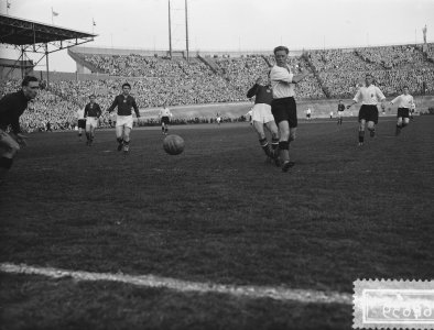 Voetbal_Hongaars_elftal_tegen_Amsterdamse_elftal_4-1,_Bestanddeelnr_906-4659.jpg
