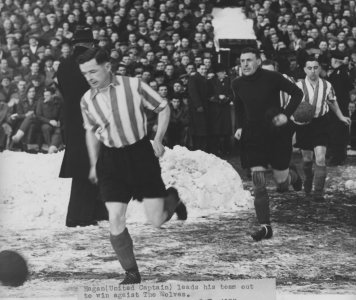 14. Utd v Wolves snow 47.jpg