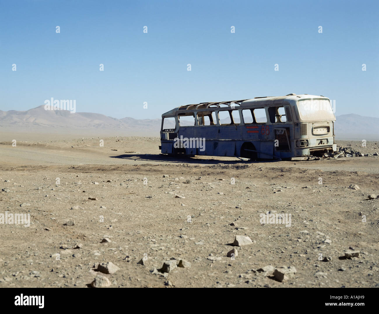 abandoned-bus-in-the-atacama-desert-A1AJH9.jpg