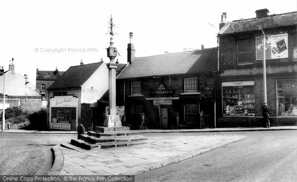 woodhouse-the-cross-and-old-cross-daggers-c1960_w517003.jpg